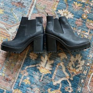 PLATFORM BLACK BOOTIES